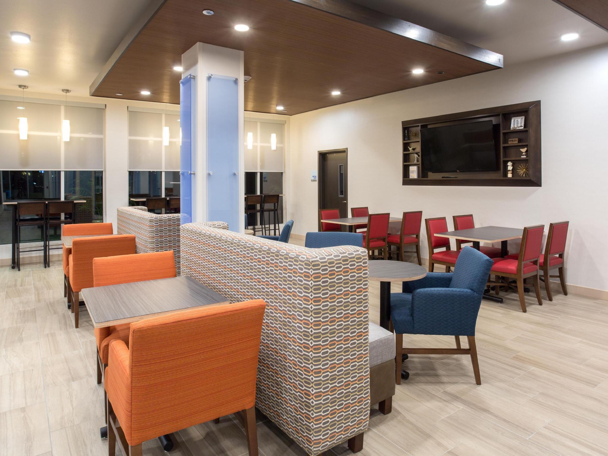 Holiday Inn Express & Suites Lincoln I - 80 By Ihg Екстериор снимка